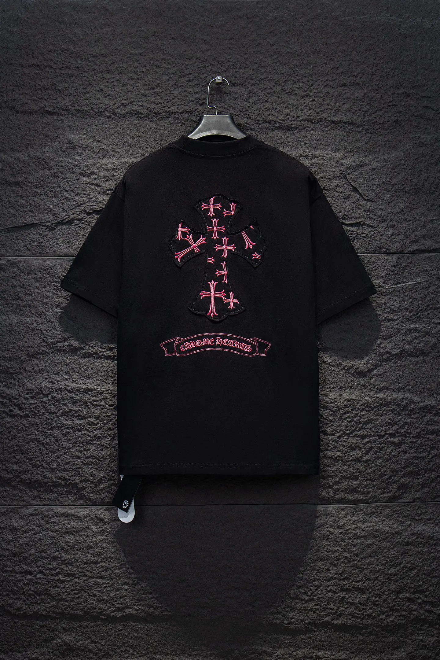 P180 Chrome hearts 25FW This year's popular Chrome heart style is so 🉑️. The imported leather label on the front chest is made of ZP material. 1:1 restoration makes it easy to touch. It has great resistance and is very smooth to the touch, which is different from the market. The letters are machine embroidered with leather material after adjusting according to the original details. The thickness is moderate. The #embroidery on the front uses imported Tajima high-density heavy embroidery technology. The font is three-dimensional and full. The special imported machine embroidery on the back uses manual craftsmanship and the cost is extremely high. Made of 32-count double yarn and 260-gram weight fabric, it is super comfortable. It is very comfortable and soft to wear in spring and summer. You will not feel stuffy. It is very comfortable to wear and absorbs sweat, so it is more suitable to wear. It can be used as a base in spring and can be worn casually on the street. The color is eye-catching 👍 The simple version is full of fashion and very comfortable to wear. It is well-designed and refuses to be monotonous and vulgar. It does not make ordinary styles. Modern elements and design sense come to the face, giving the piece of clothing a unique fashion color~ Color: White Black Size Chart: S M L XL